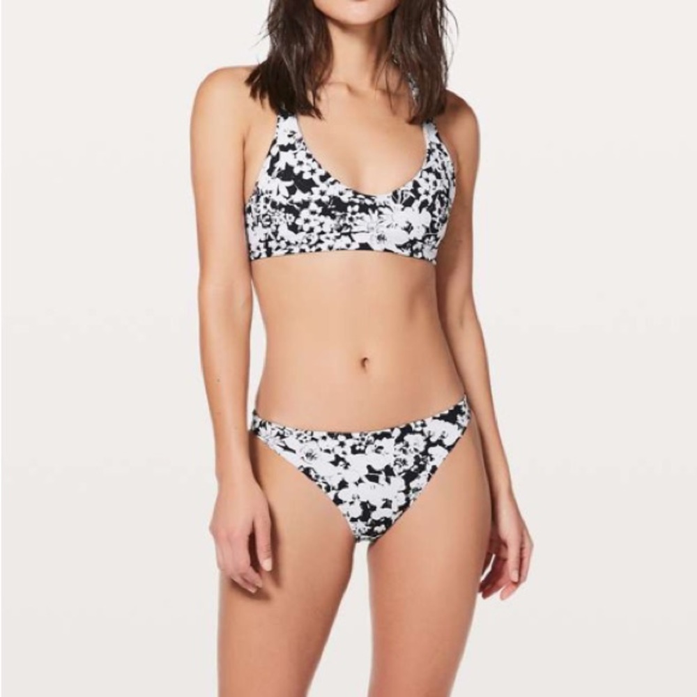 Lululemon Uncharted Waters Bottom
Efflorescent White Black 4